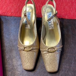 Amanda taupe low-heel Roxy pumps with box